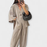 Jacqueline - Tyylikäs V-kaula-aukkoinen paita ja housusetti