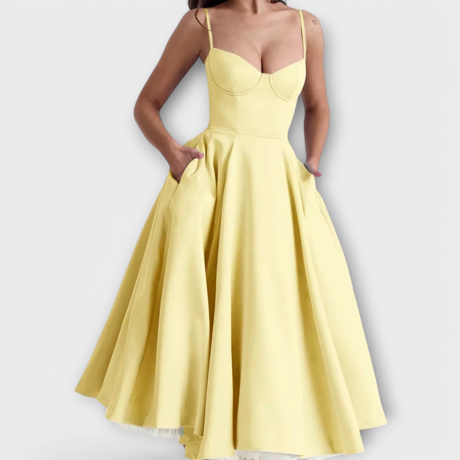 Mélie – Kesämekko korsetti-yksityiskohdalla