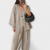 Jacqueline - Tyylikäs V-kaula-aukkoinen paita ja housusetti