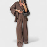 Jacqueline - Tyylikäs V-kaula-aukkoinen paita ja housusetti