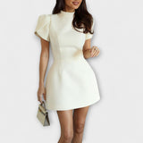 Lily - Minimyymekjlee avoimella selkäleikkauksella, rusetilla ja lyhythihaisena