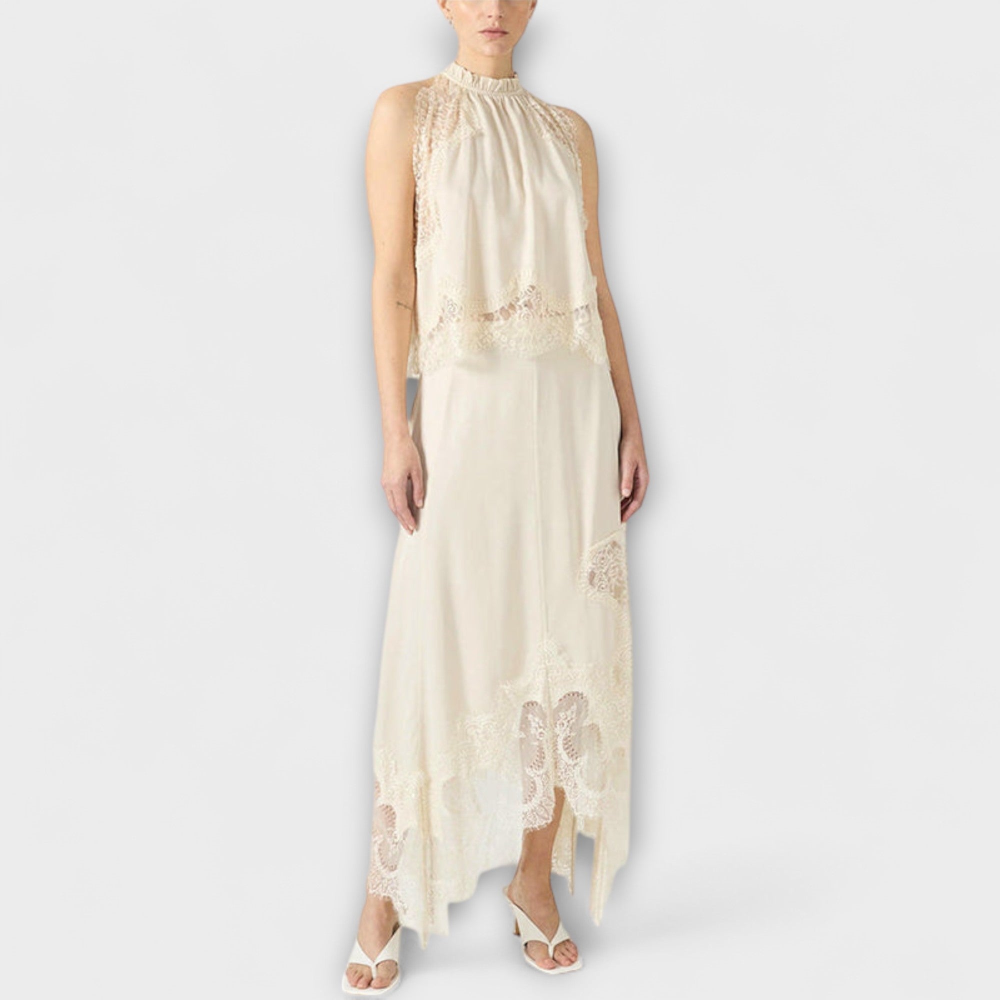 Kaia - Satiininen paita pitsillä ja kiertyneellä kaula-aukolla setissä