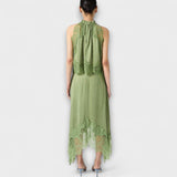 Kaia - Satiininen paita pitsillä ja kiertyneellä kaula-aukolla setissä