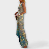 V-aukkoinen mekko paljeteilla