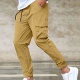 Tyylikäs ja monipuolinen yksivärinen miesten housu sivutaskuilla rennon iloiseen tyyliin