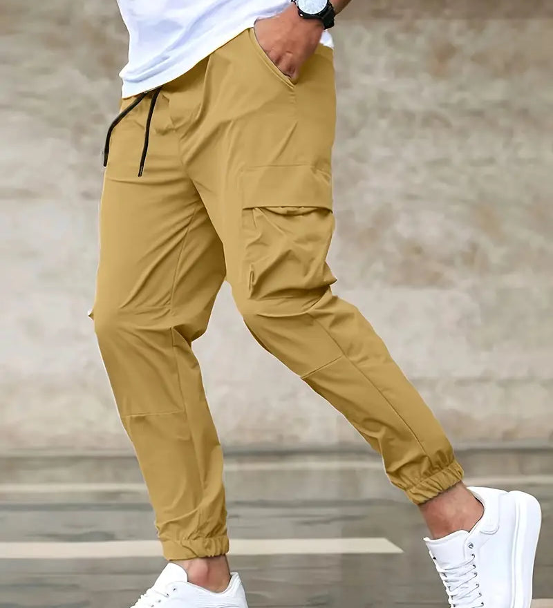 Tyylikäs ja monipuolinen yksivärinen miesten housu sivutaskuilla rennon iloiseen tyyliin