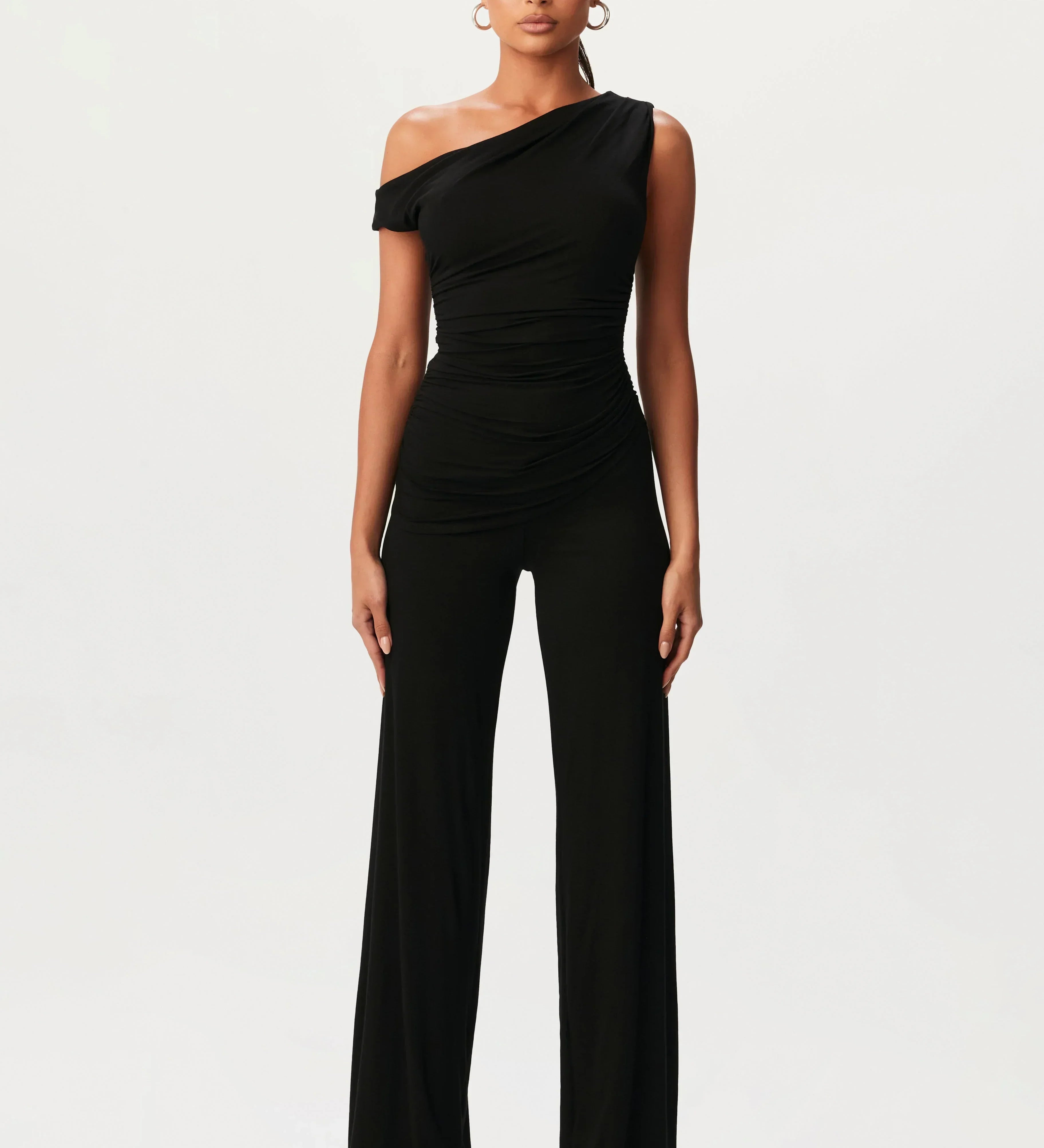 Lúcia Ember | Elegantti Ember-setti epäsymmetrisellä leikkauksella