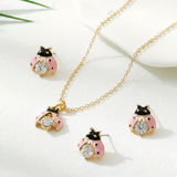 Korvakorut Leppäkertut – Onnen talisman – ilmainen kaulakoru | Rajoitettu tarjous