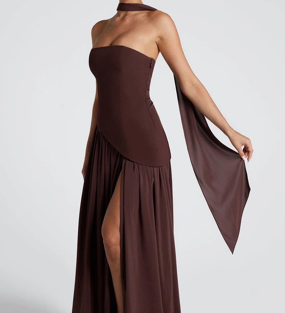 Beatriz | Pitkä mekko hienostuneella leikkauksella