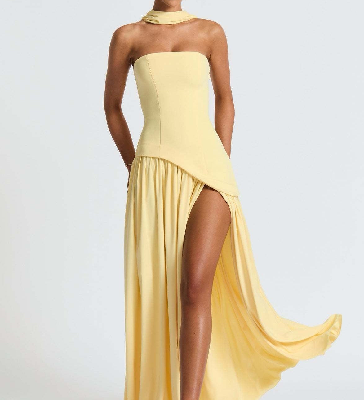 Beatriz | Pitkä mekko hienostuneella leikkauksella