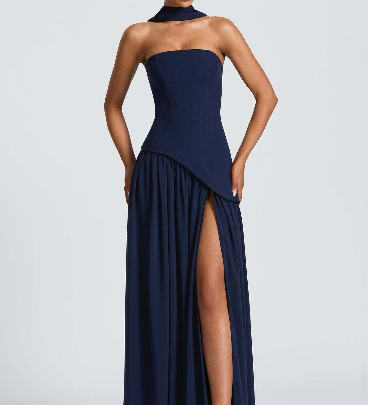 Beatriz | Pitkä mekko hienostuneella leikkauksella