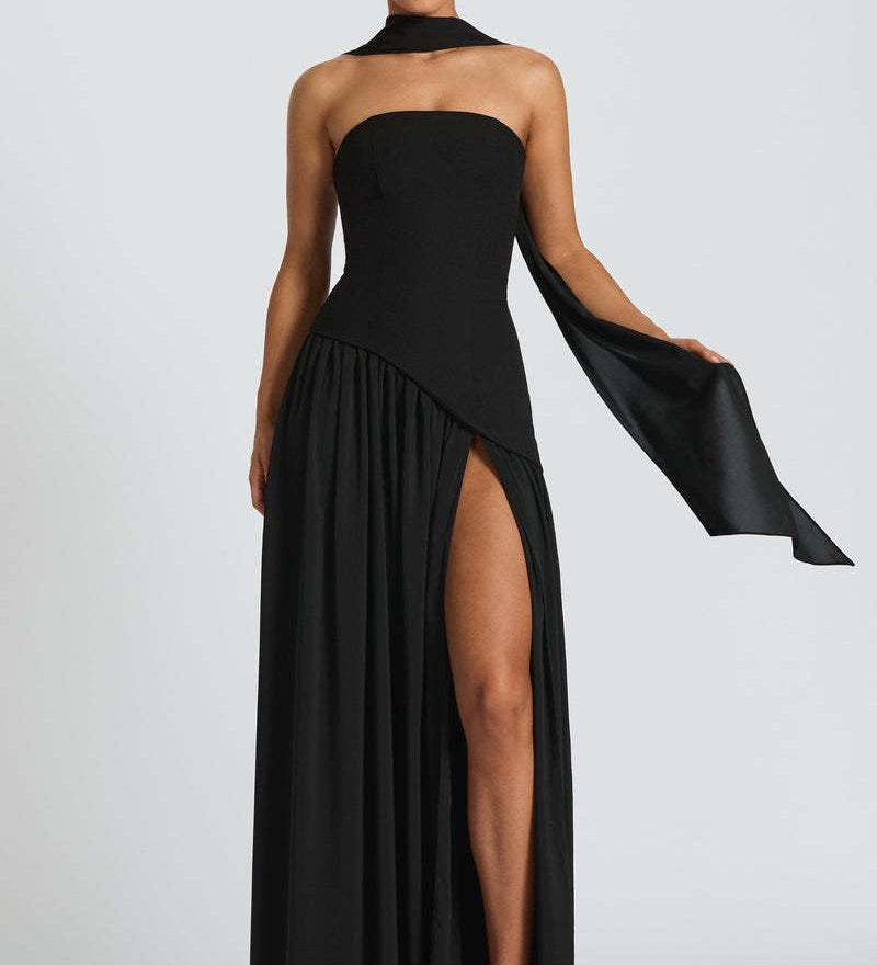 Beatriz | Pitkä mekko hienostuneella leikkauksella