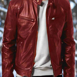 Tyylikäs, kiiltävä ja hyvin istuva nahkatakki miehille