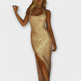 Säännöllinen mekko syvällä halkiolla