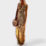 V-aukkoinen mekko paljeteilla