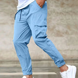 Tyylikäs ja monipuolinen yksivärinen miesten housu sivutaskuilla rennon iloiseen tyyliin