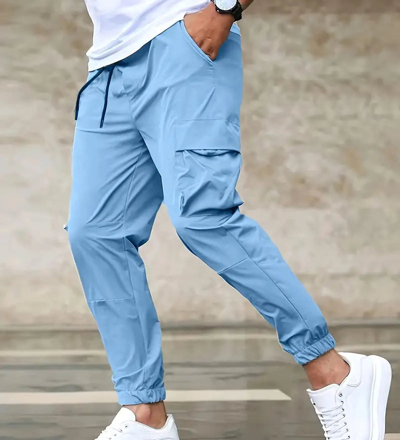 Tyylikäs ja monipuolinen yksivärinen miesten housu sivutaskuilla rennon iloiseen tyyliin