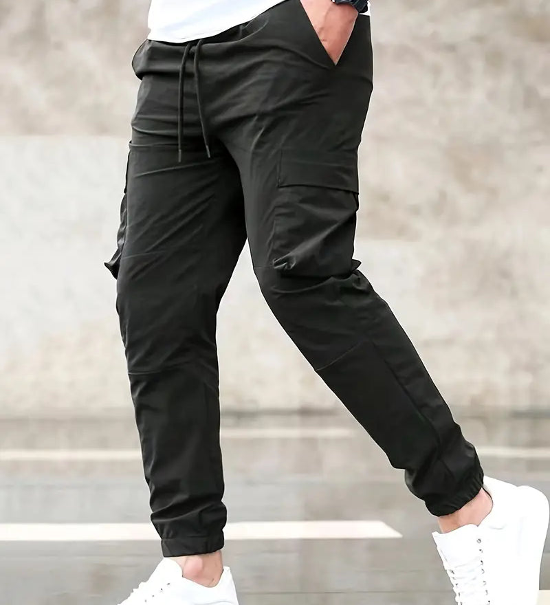 Tyylikäs ja monipuolinen yksivärinen miesten housu sivutaskuilla rennon iloiseen tyyliin