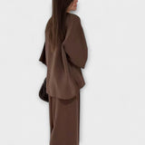 Jacqueline - Tyylikäs V-kaula-aukkoinen paita ja housusetti