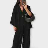 Jacqueline - Tyylikäs V-kaula-aukkoinen paita ja housusetti