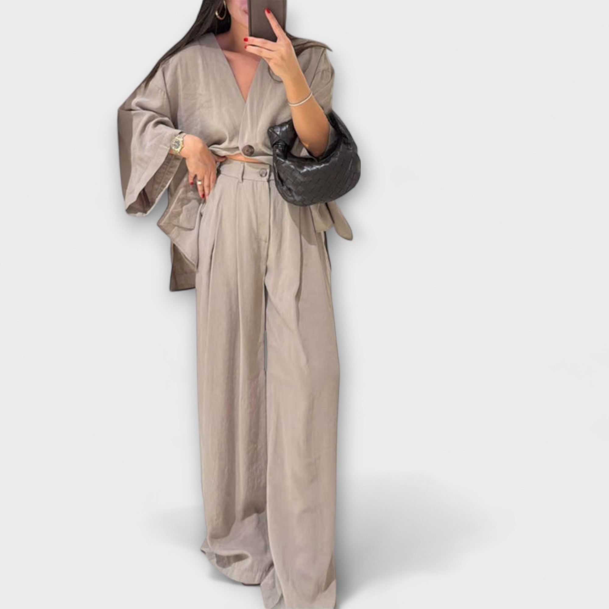 Jacqueline - Tyylikäs V-kaula-aukkoinen paita ja housusetti