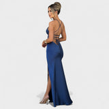 Elena - Yön sininen satiininen mekko bondauksella